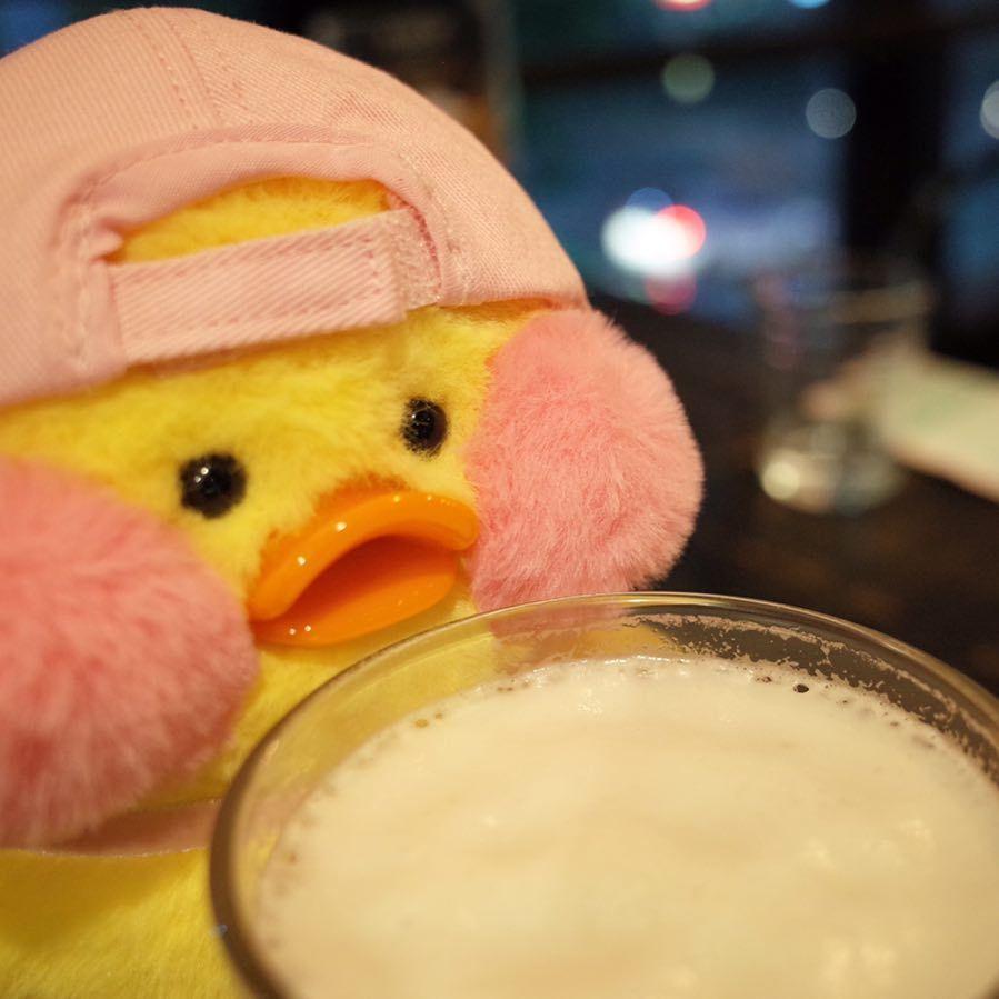 这只打了3d立体腮红头上带了小帽子香肠嘴绿豆眼超可爱的小黄鸭叫什么