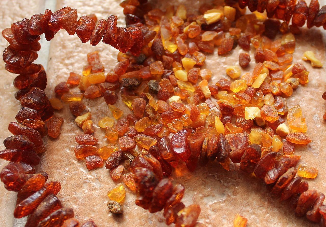 琥珀色是什么颜色好看