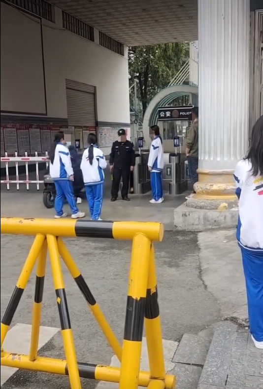 广西都安一中学生疑携带泡面入校被拦，保安持仪器扫描检查拉扯，保安行为越界了吗？校方管理存在什么问题？