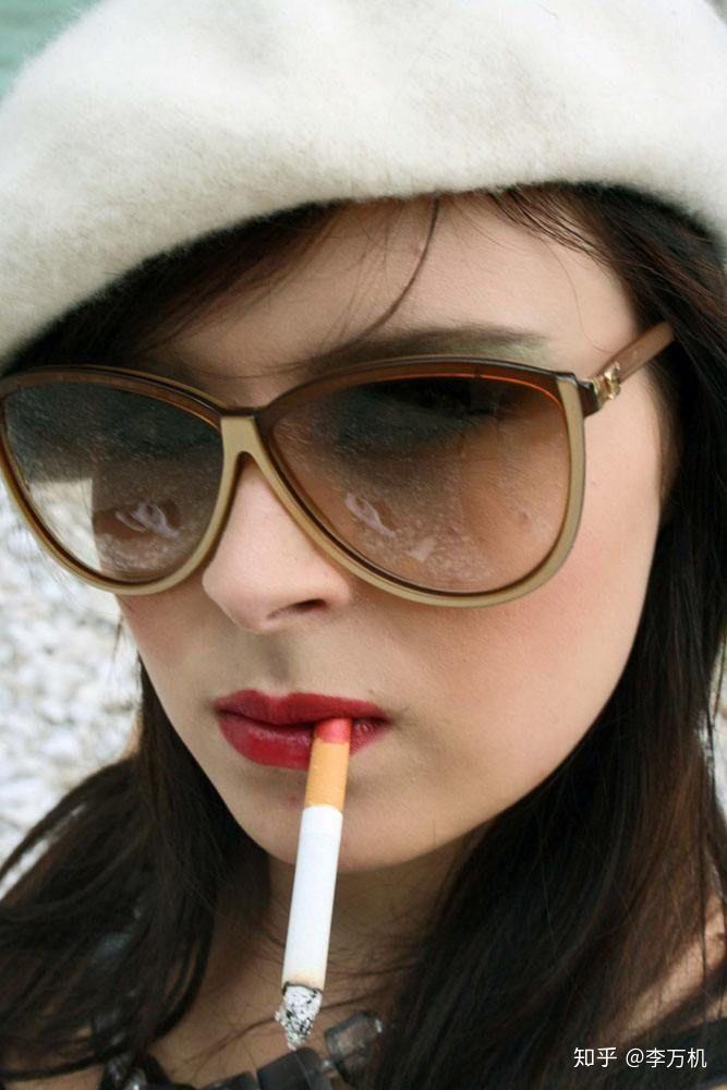 想知道你们是怎么看待女生纹身抽烟的