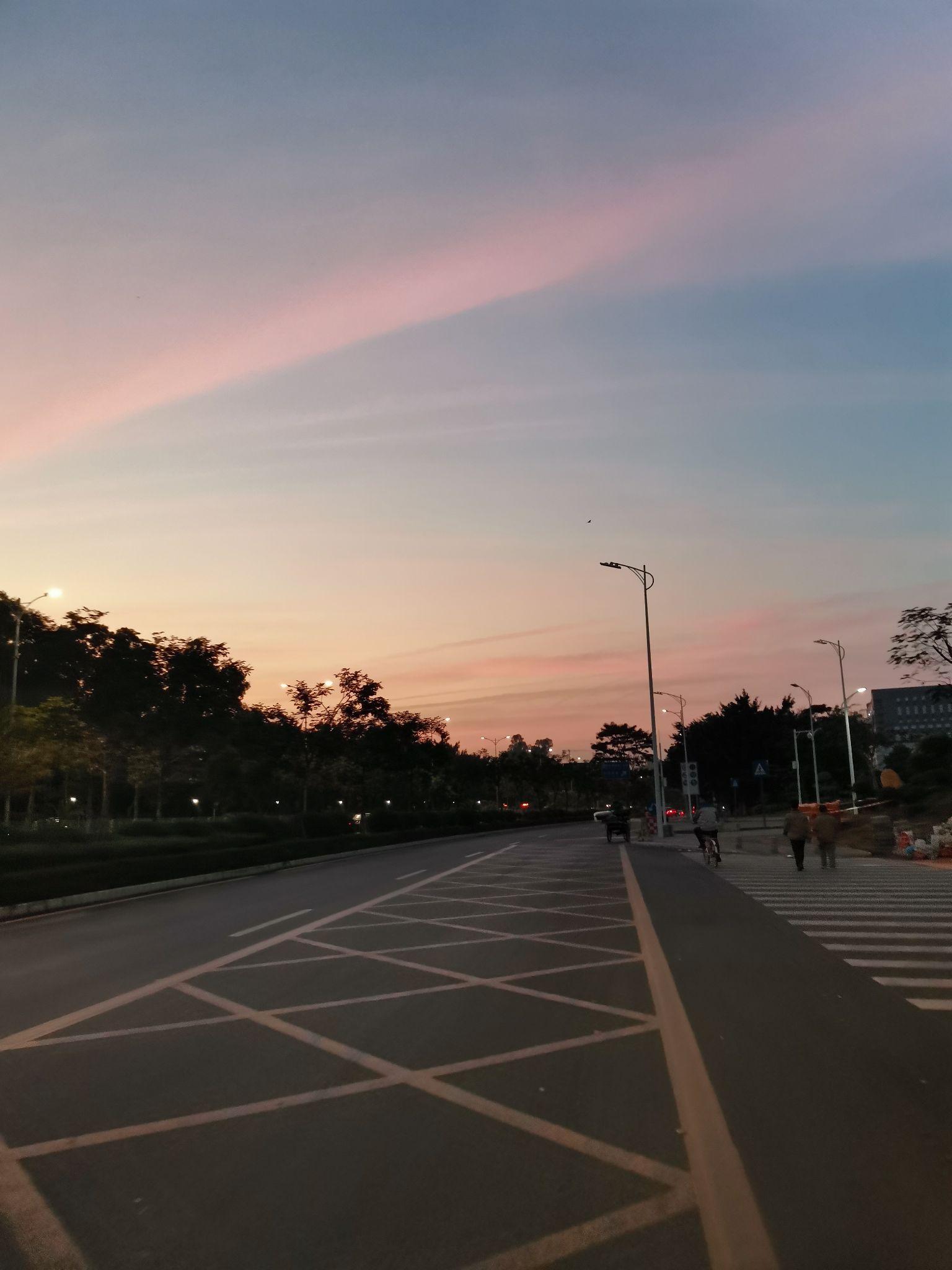 能不能分享一张你手机相册里最美的天空照?