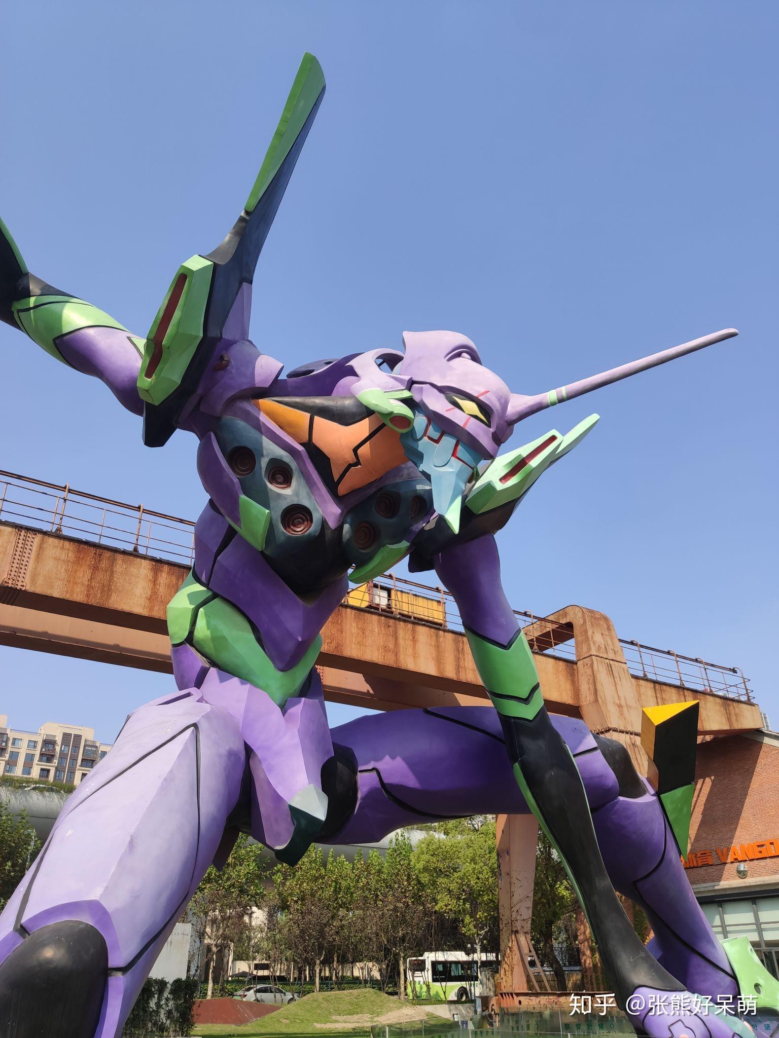 近距离观看上海新业坊25米eva初号机雕塑是一种什么样的体验?