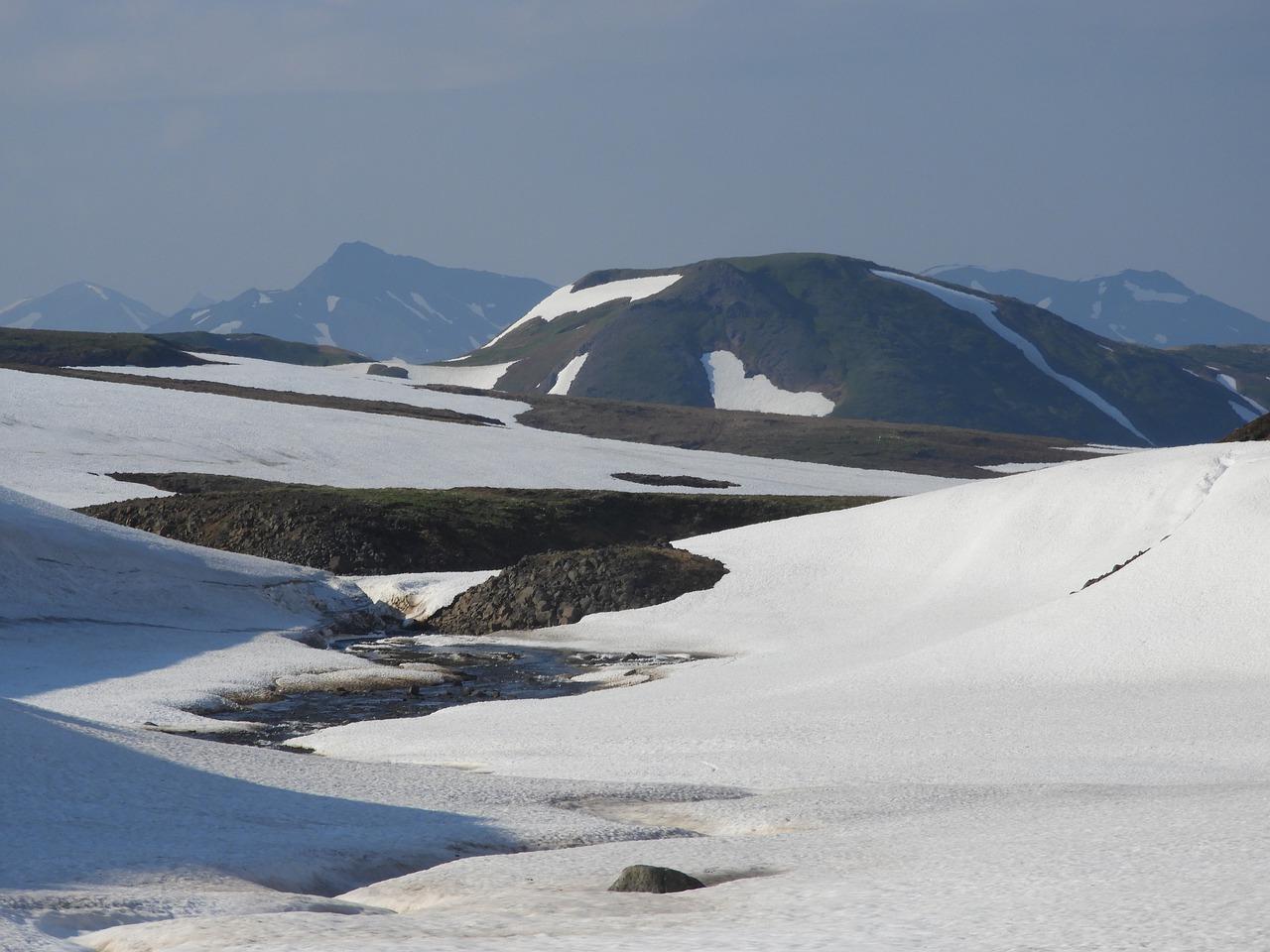 晨曦映照山景美