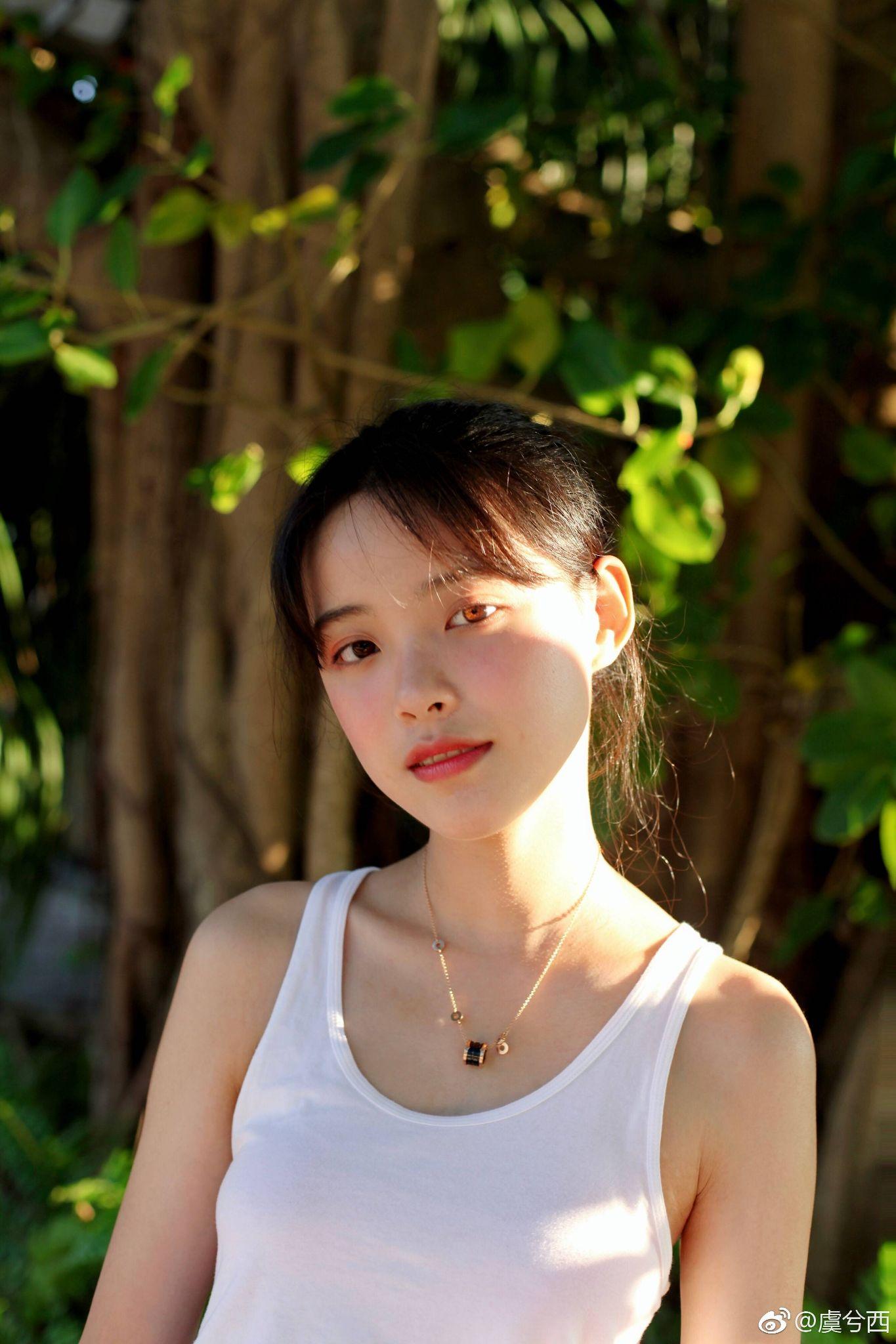 高中时素颜就好看的女生长大化妆后岂不是逆天吗