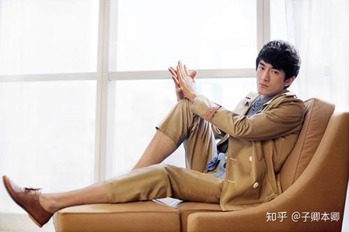 如何评价屈楚萧的颜