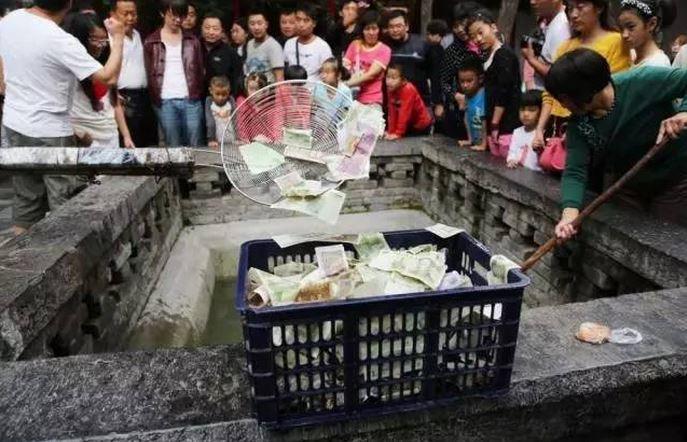 中国人为什么喜欢在景区扔钱硬币 - 知乎