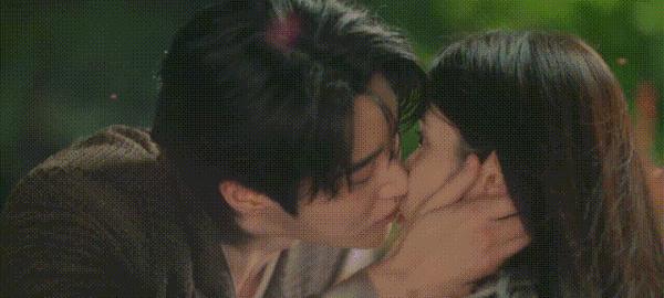 《21世纪大君夫人》IU×边佑锡，韩国偶像剧回春？