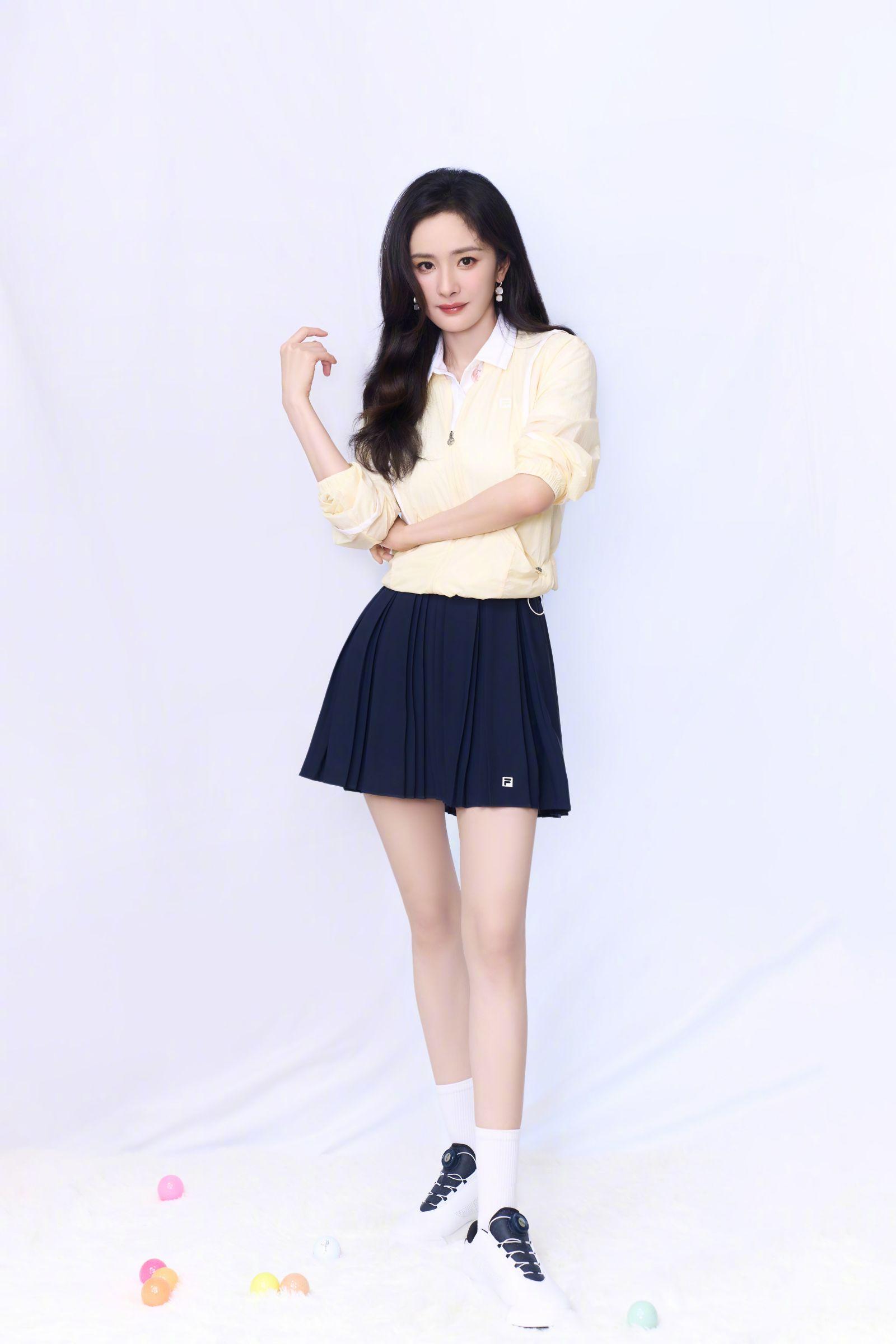 杨幂藏蓝色短裙出席filaicona旗舰店剪彩仪式