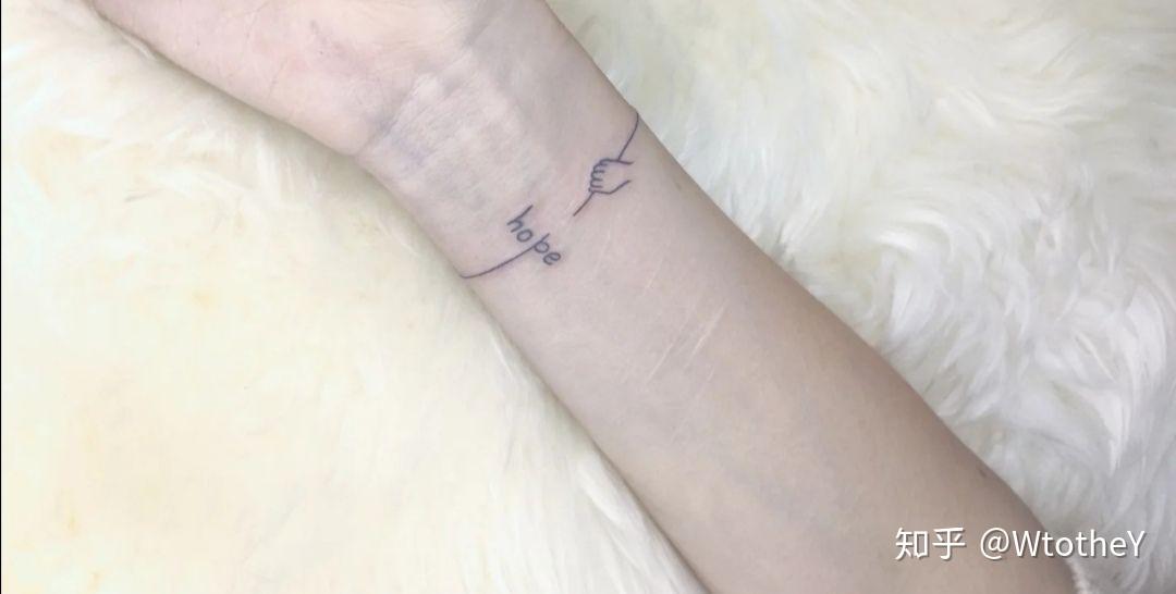 跪求推荐一些圈住手腕的简洁的线条纹身图呀