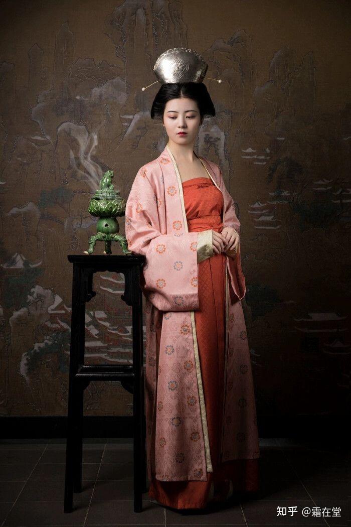 怎么看《大宋宫词》里后宫的服饰妆容及走路的姿态感官像演成了日系?