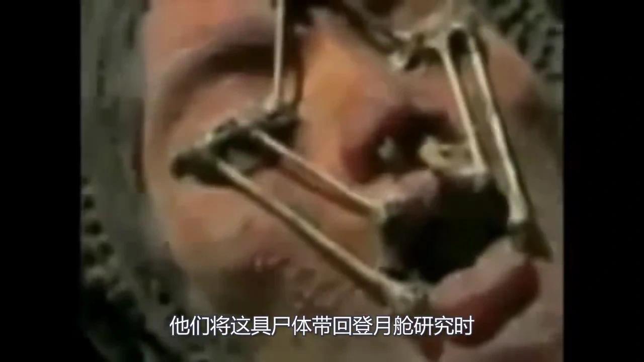 月球上的巨型雪茄飞船发现三眼女外星人