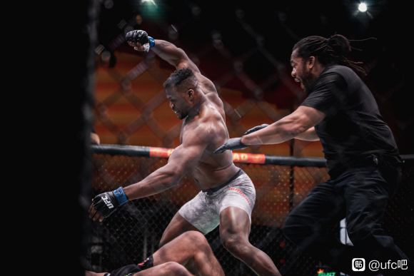 如何评价ufc260铁血战士纳干诺战胜小战警米欧齐的比赛