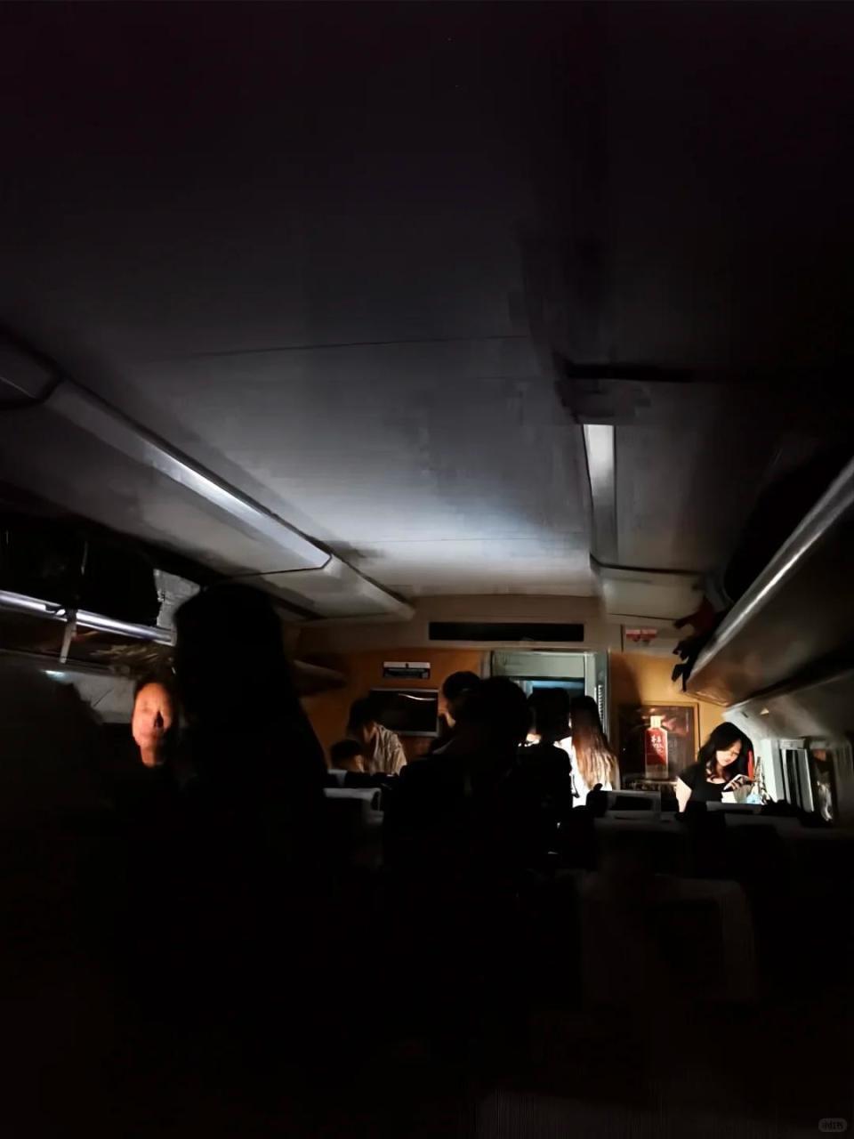 广州段高铁受天气影响突发故障，有列车被困隧道三小时，停水停电但不让下车，情况如何？有更好的处理方式吗？