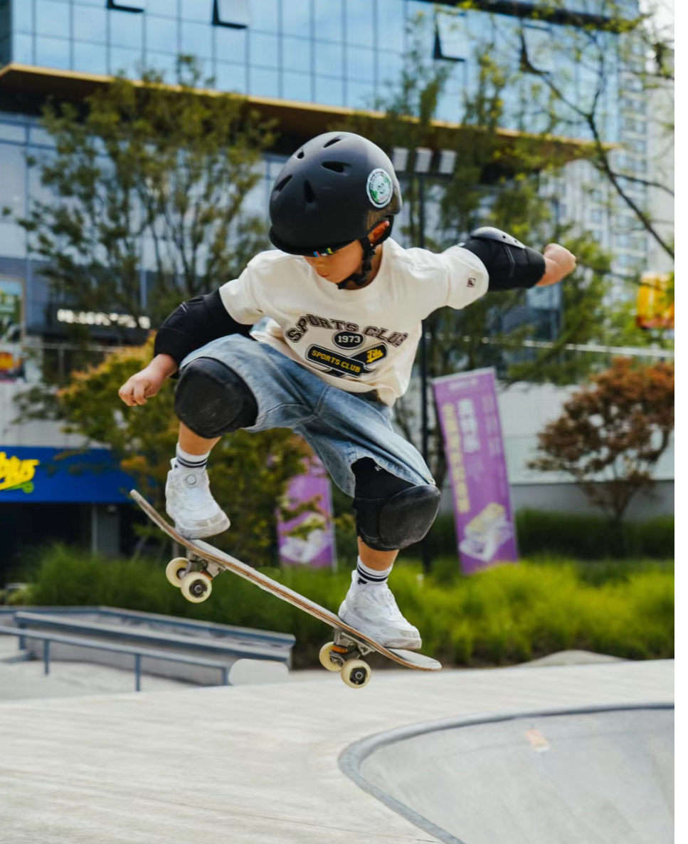 孩子喜欢玩滑板,但是他才十岁,又怕他会受伤,是支持他继续玩还是阻止