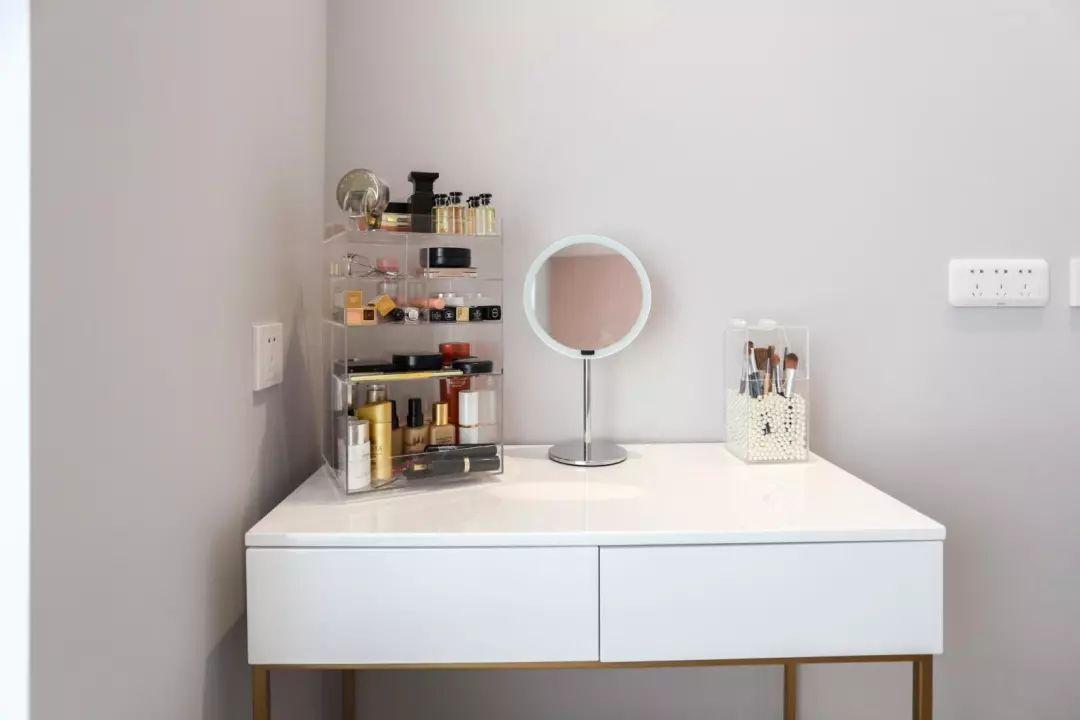 梳妆台插座  图源:住范儿自摄书房的插座,不要都装在书桌底下,要装几