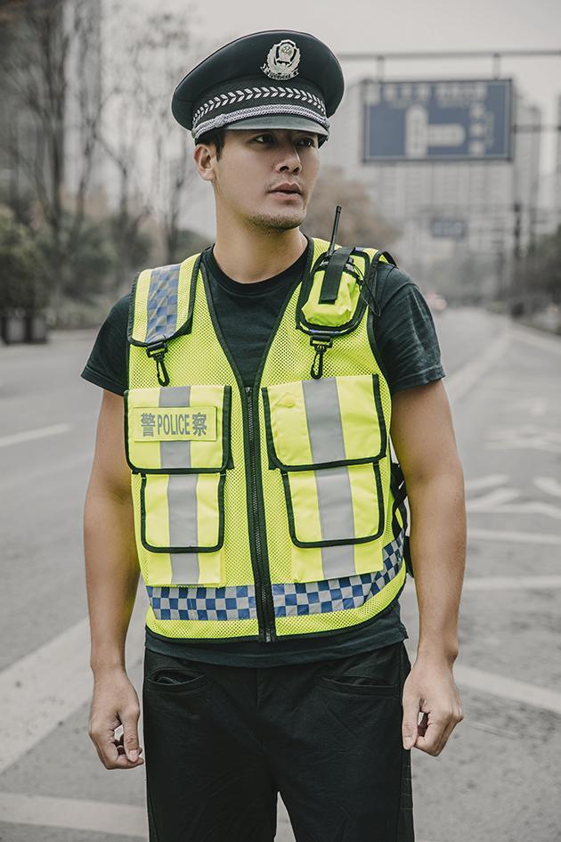 交警查酒驾时后排男子亮出警官证质问「能不能走」