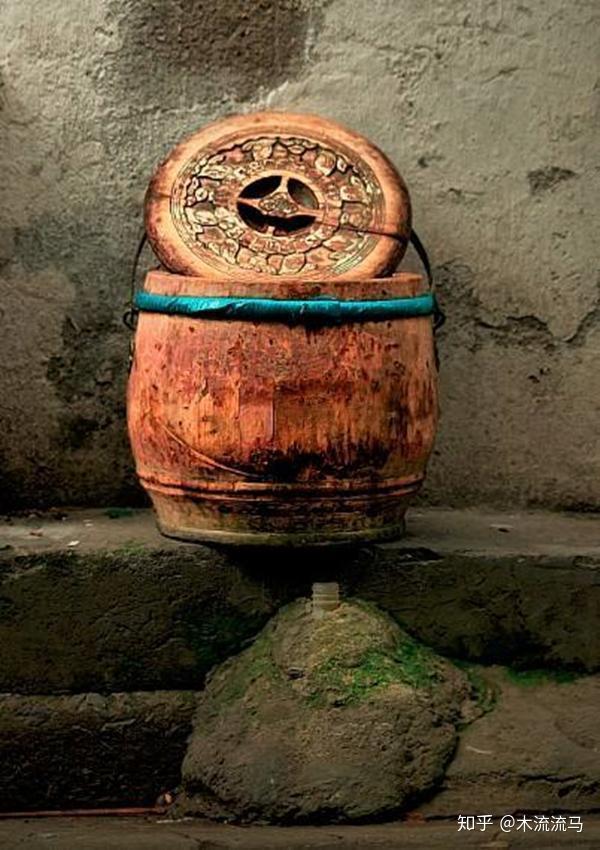 和西方的坐式冲水厕所相比,古代中国更多的是蹲式旱厕.