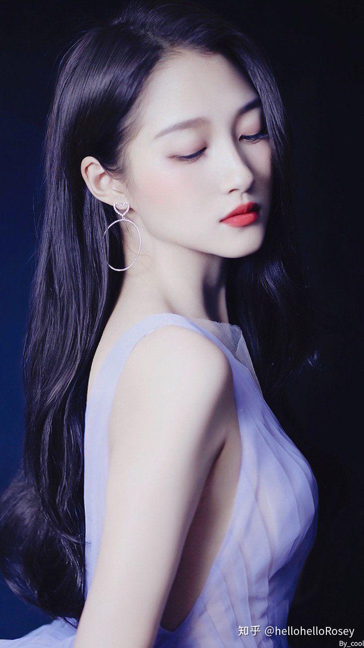 大家有存的让你觉得惊艳的女明星礼服图吗