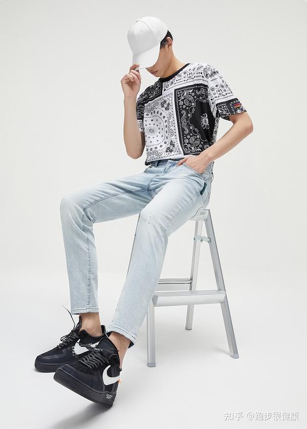 男生浅色牛仔裤如何搭配上衣?