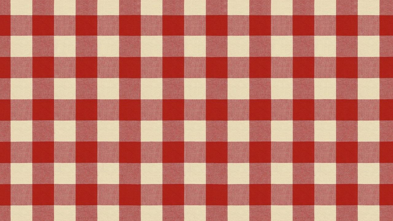 枣红色桌子配什么桌布