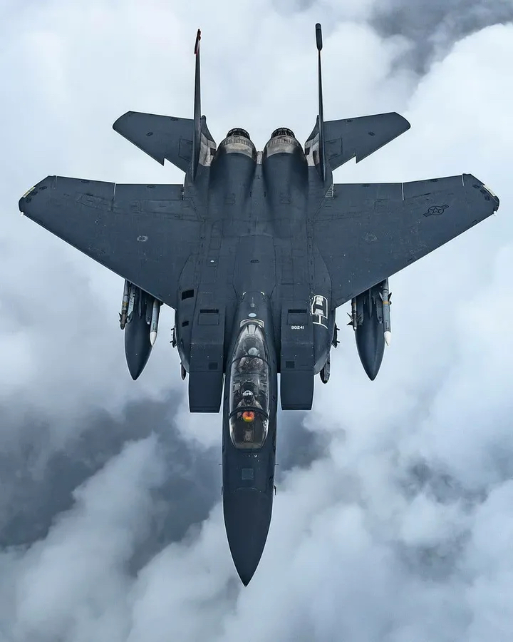 有哪些好看的战斗机壁纸?(最好是苏式和美式的)? - 知乎