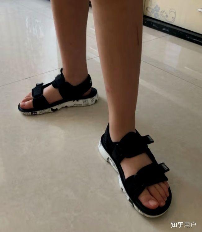 现在有喜欢穿凉鞋的初中男生吗?