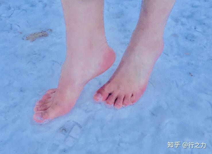 冬天赤脚踩冰图片