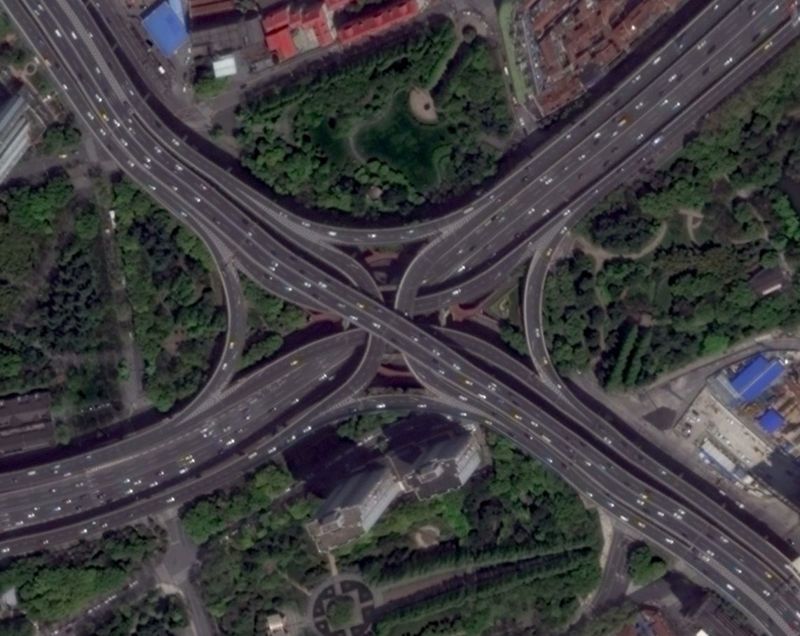 苜蓿叶式立交桥相邻两个方向左转冲突怎么解决