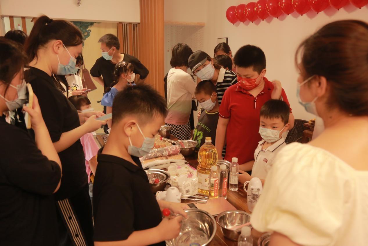 酒茶香幸福工坊开展成长不忘父母恩亲子时光沙龙会活动