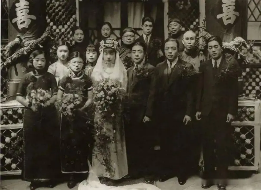 身着西服婚纱的民国婚礼合影