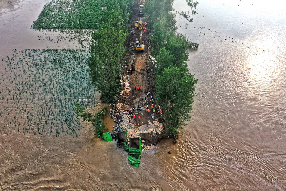 河南新乡多条河道出现漫堤险情卫河鹤壁段已决堤目前当地情况如何有