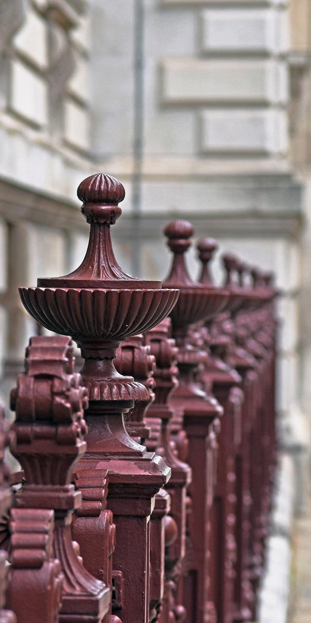 3. 铁艺窗帘杆成本