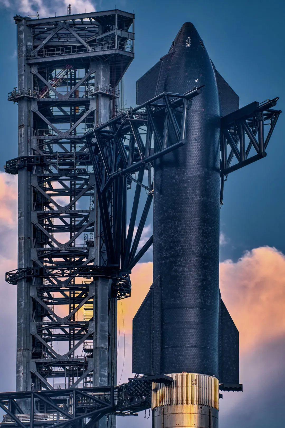 nasa 巨型登月火箭 sls 正式出厂,将「 龟速 」运往发射台,这具有什么