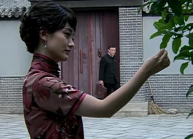 《潜伏》中，晚秋为什么老是忧伤？ - 知乎