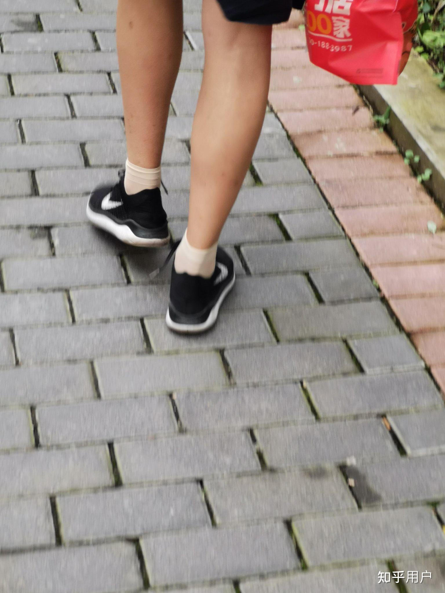 女生夏天上学穿运动鞋脚很闷体育课跑完步出很多汗袜子湿了难受怎么办