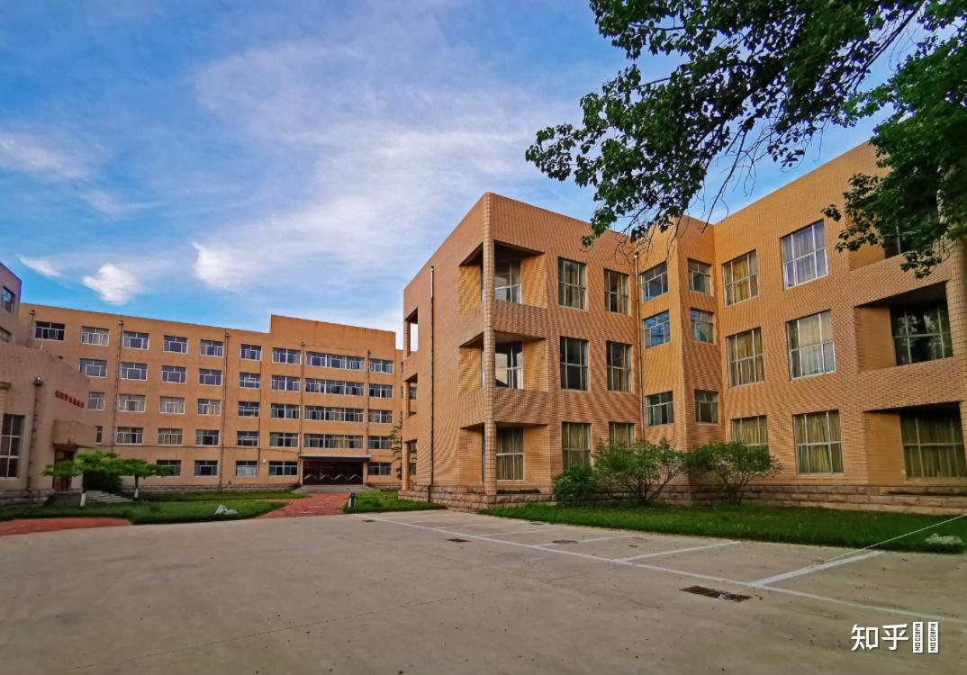青岛农业大学海都学院的学哥学姐帮忙介绍一下学校