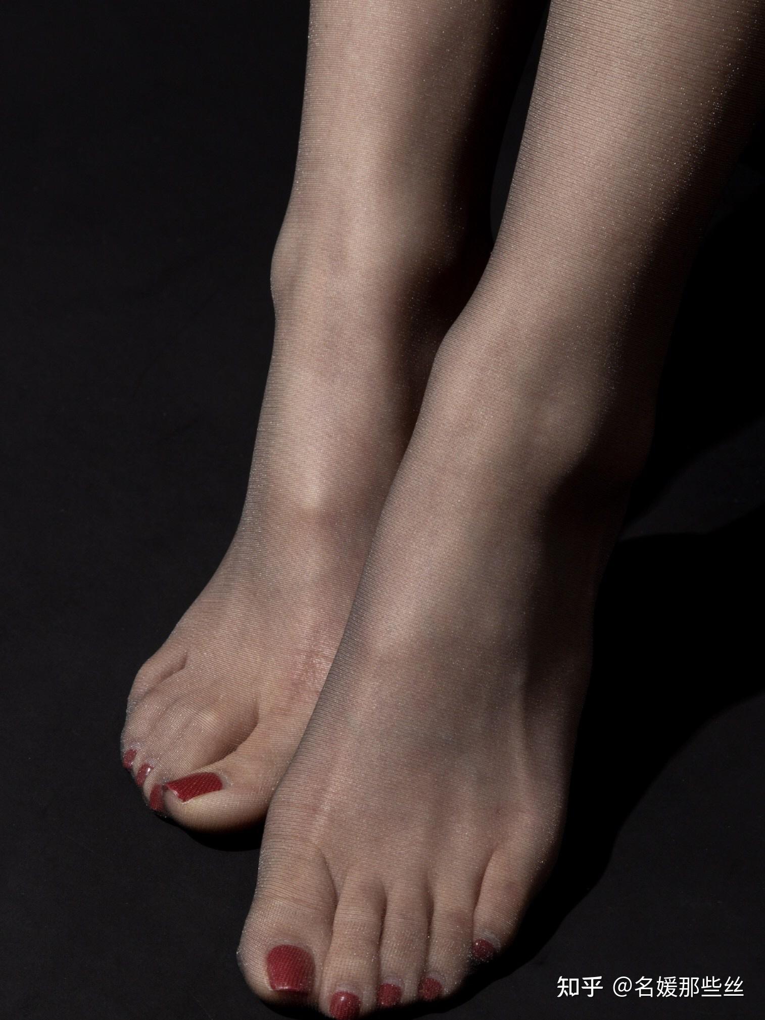 长期穿高跟鞋脚会变形吗