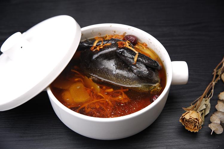 滋补虫草花乌鸡汤喝了元气满满哟