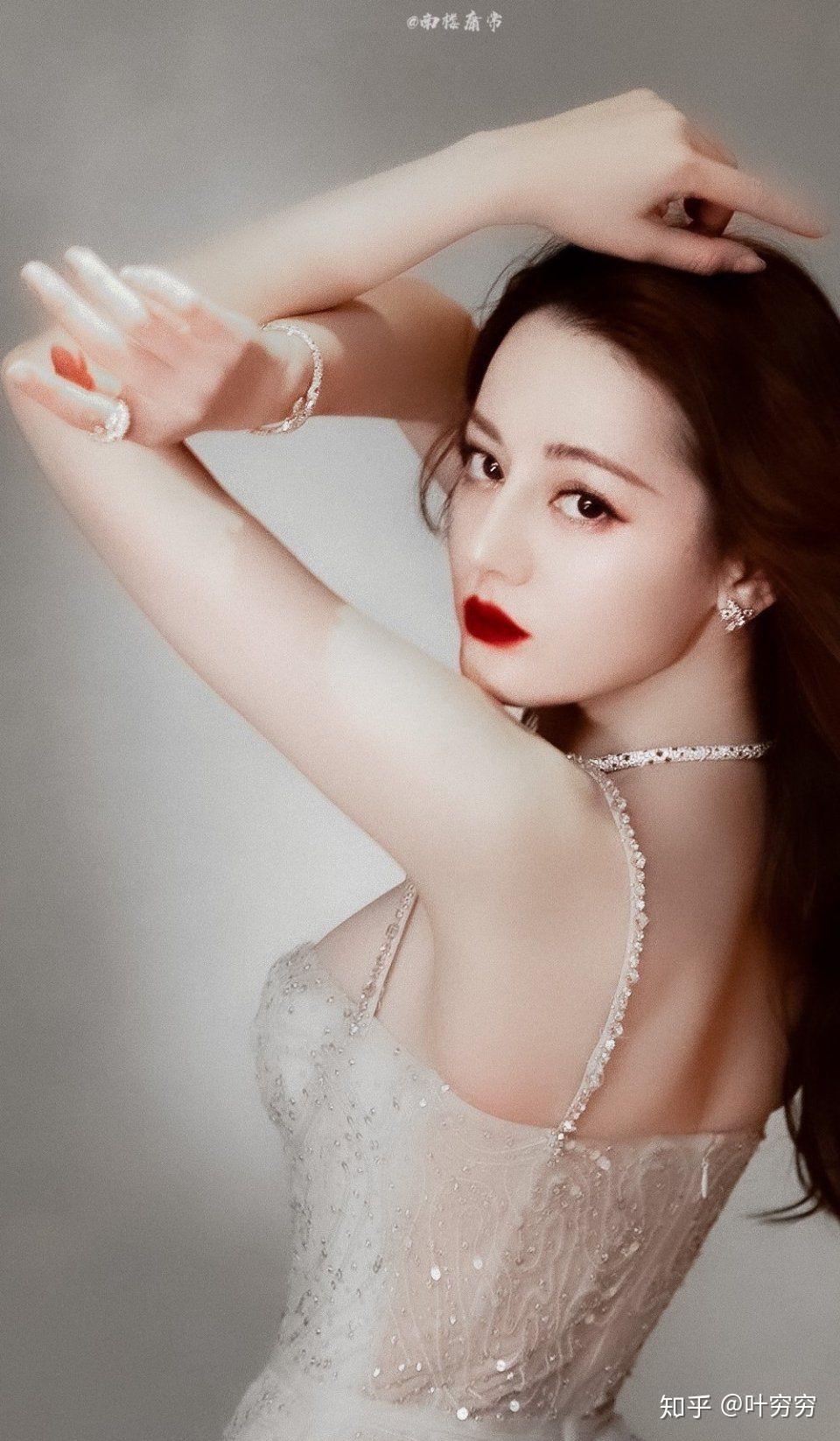 大家有存的让你觉得惊艳的女明星礼服图吗? - 知乎