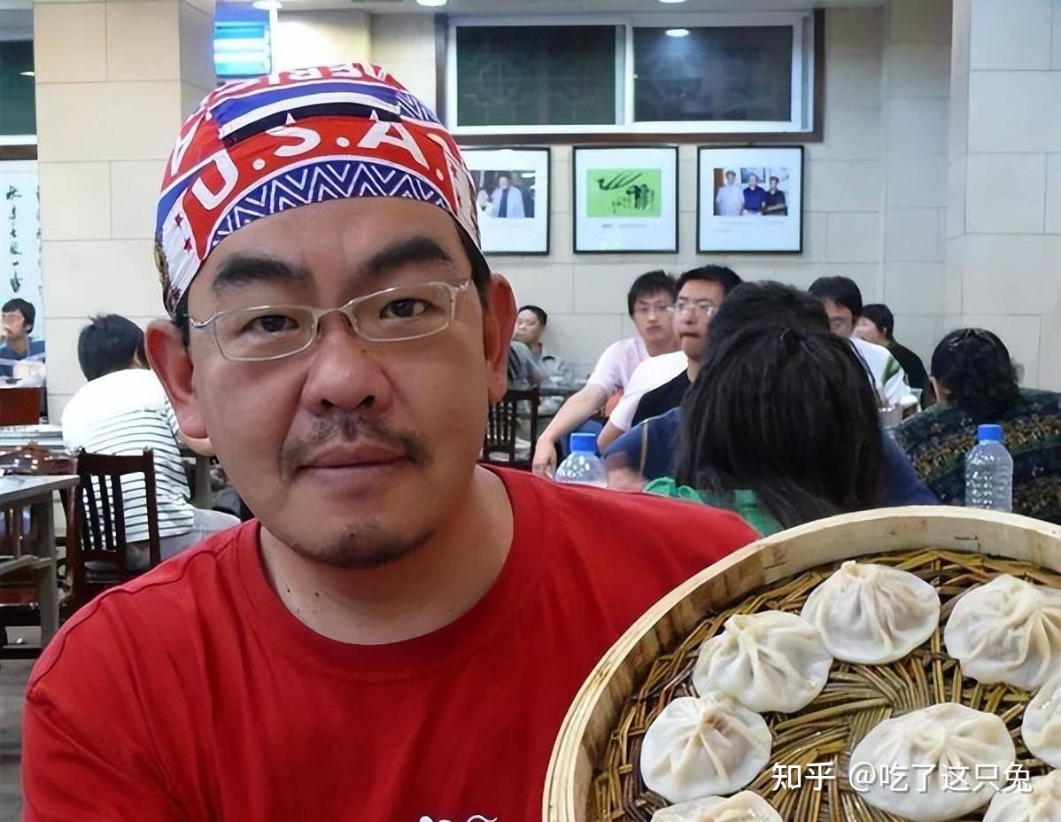 美食探店博主"肉肉大搜索"的主要收入来源是什么?