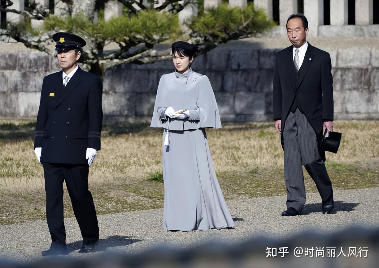 爱子公主独自访问第二天更风光!灰色斗篷裙很显瘦,和妈妈一样美 - 知乎