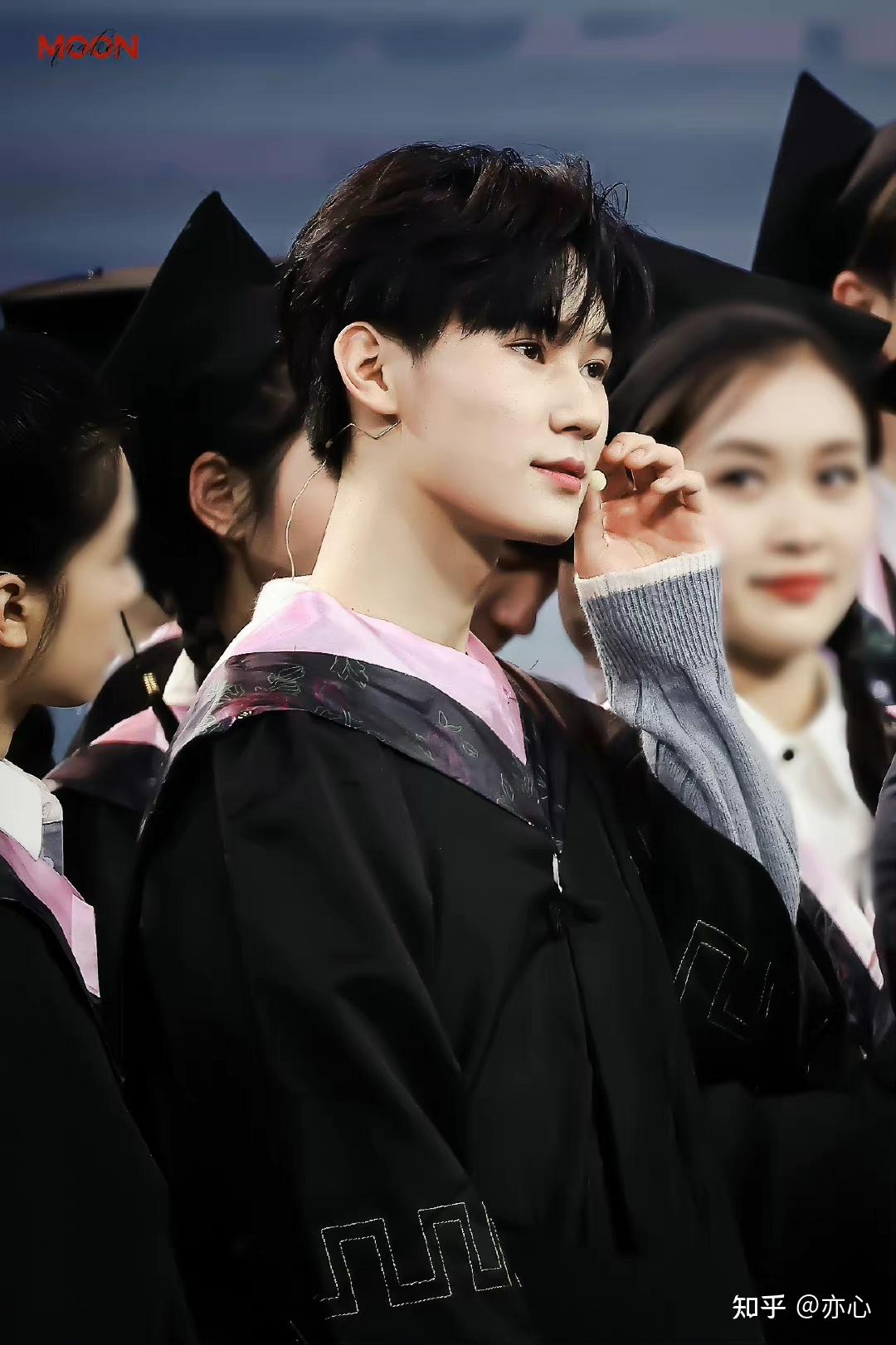 时代少年团校服或者很有少年感的照片能不能分享一下? - 知乎