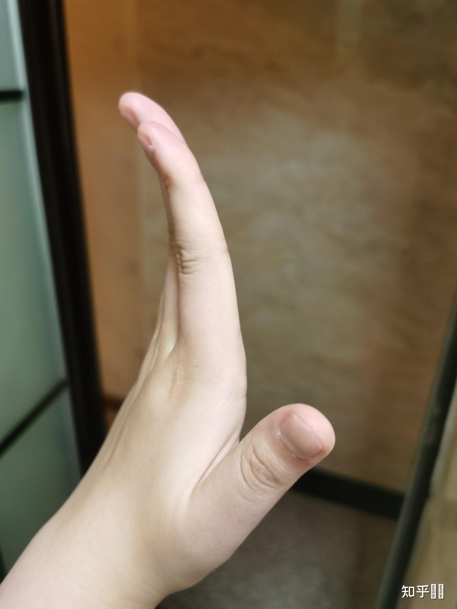 跳民族舞傣族舞手指不翘太难看了.手很直,手骨头很硬一点都翘不起来.