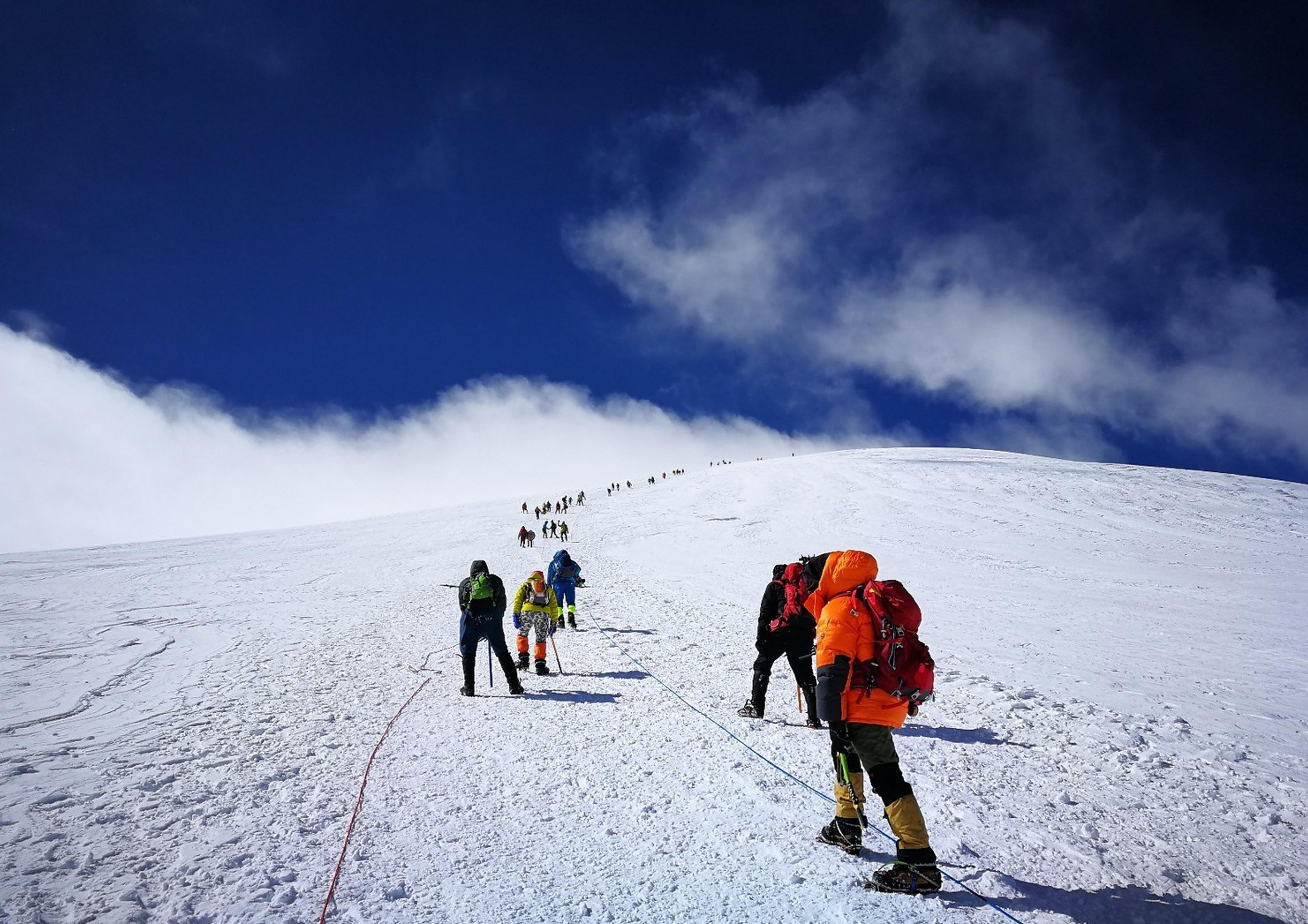 攀登雪山图片 壁纸图片