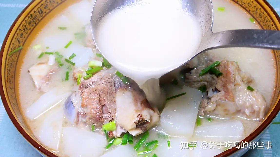 炖骨头汤时，牢记只用2种调料，骨汤浓白鲜香无腥味，3碗不够喝 - 知乎