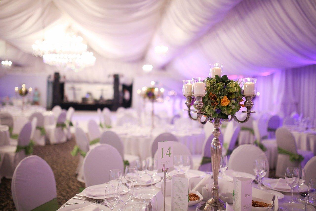 校园舞台如何布置