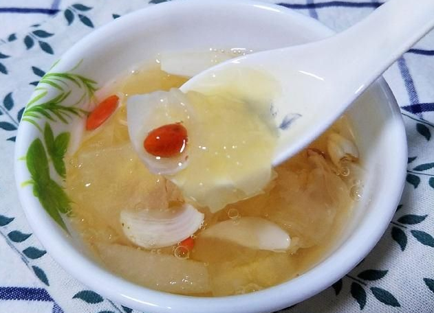 夏季养生银耳百合汤低音号养生