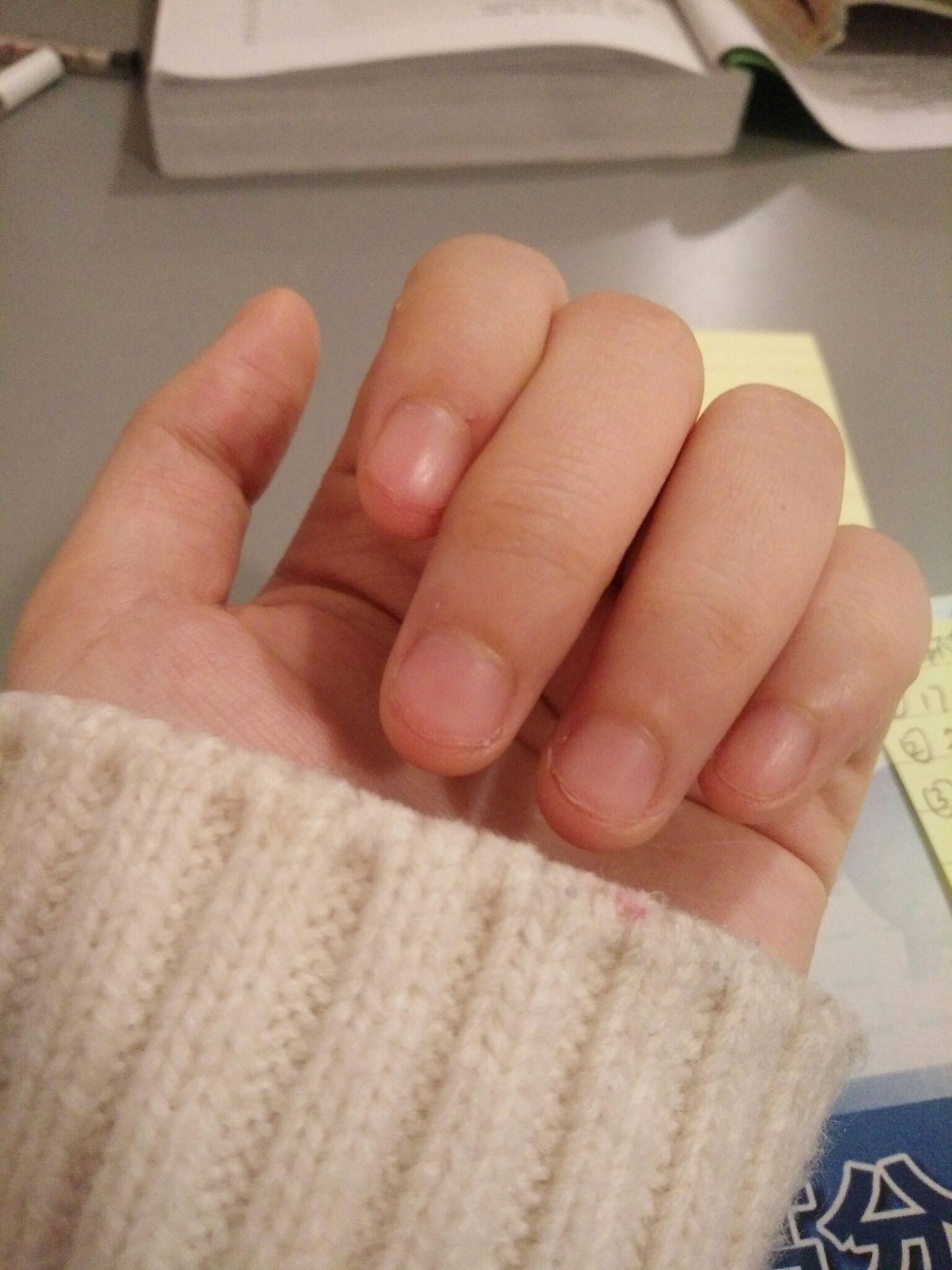 女生手上贴的复杂而精致的塑料花指甲漂亮在哪里