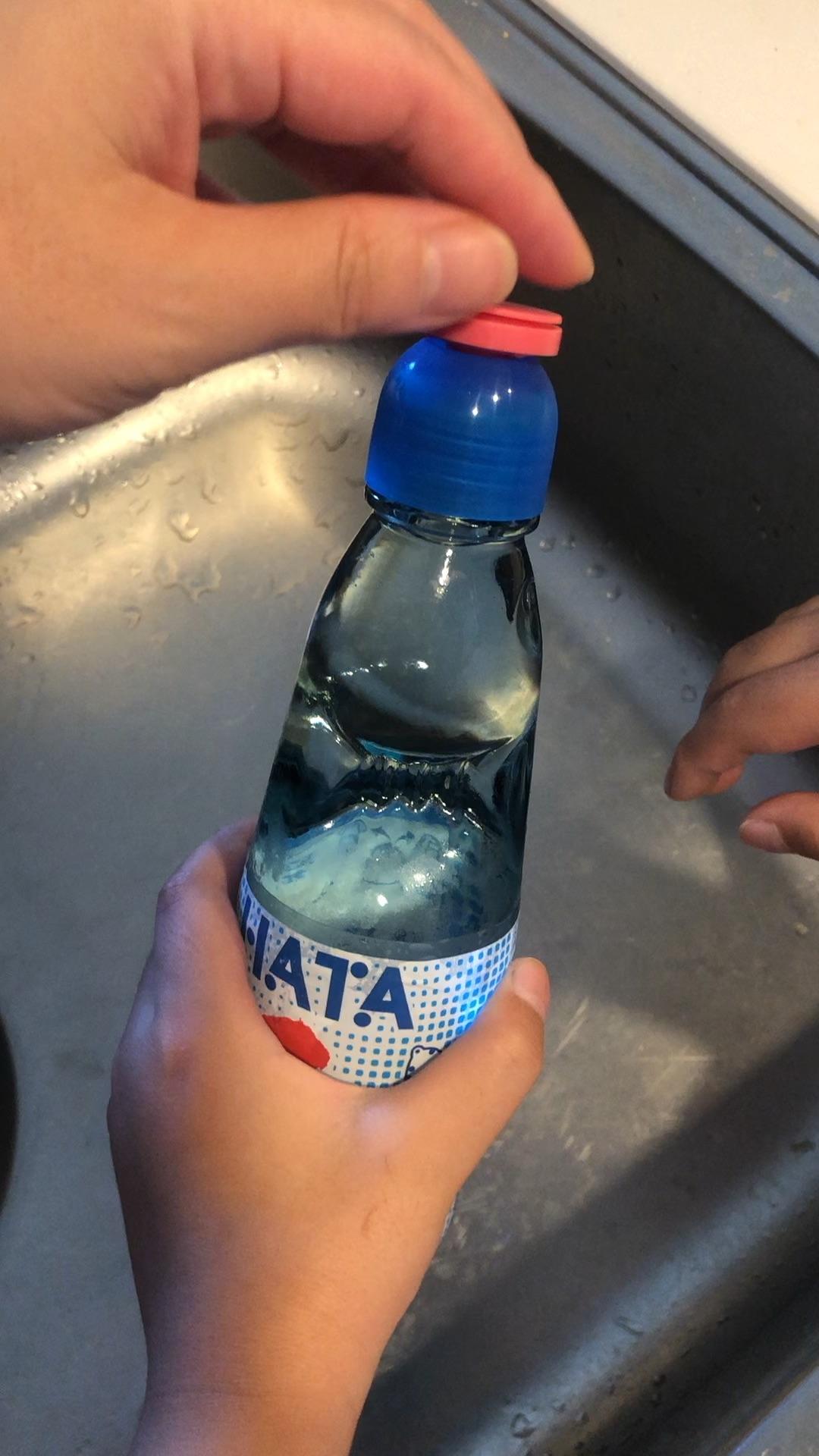 噗嗤按下弹珠冒出气这就是日本动画片里的弹珠汽水