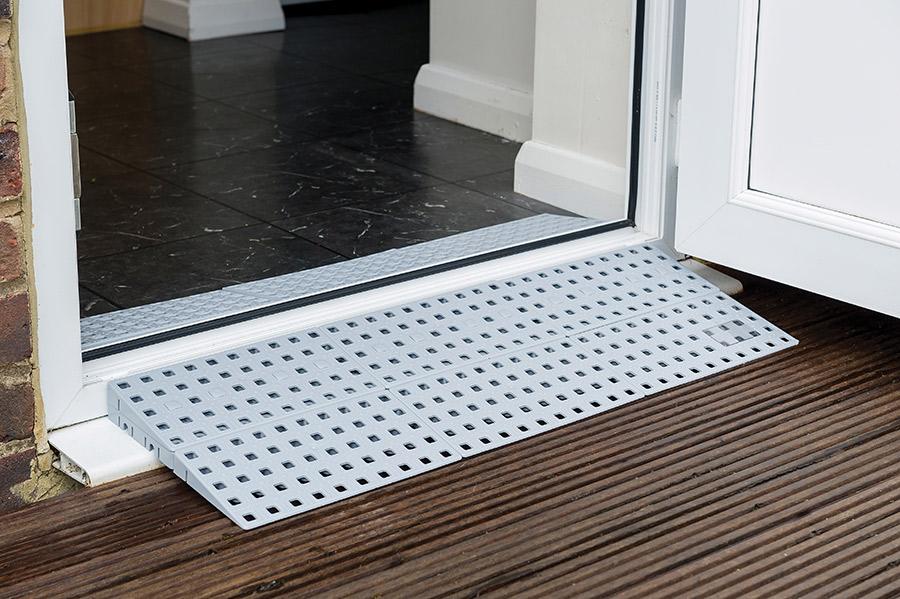 对于已经装修完房子的家庭来说,家里的防盗门门槛外底坎高和内底坎高